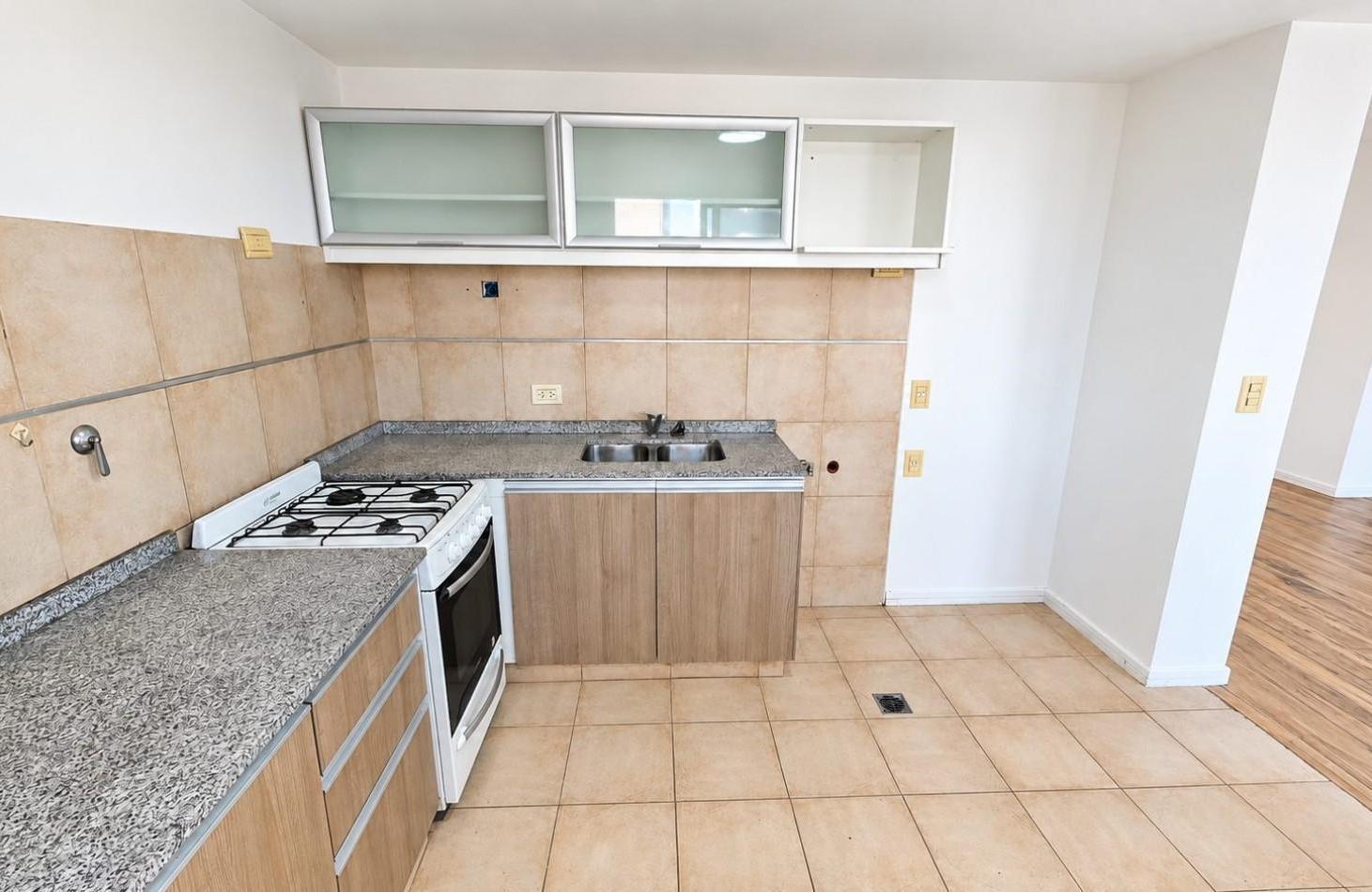 Foto de 2 Ambientes con Cochera, Piso Alto y Vista Abierta - A Pasos de Las, imagen 3