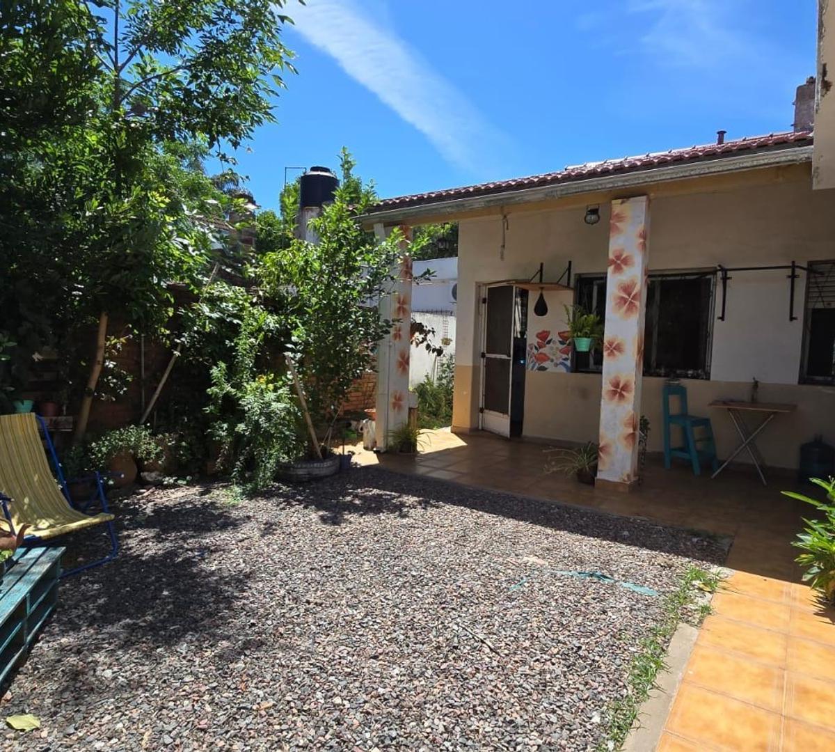 Casa tres dormitorios parque venta Castelar norte
