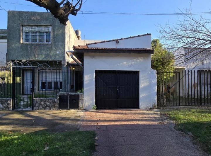 Venta casa ph haedo a refaccionar dos habitaciones cochera