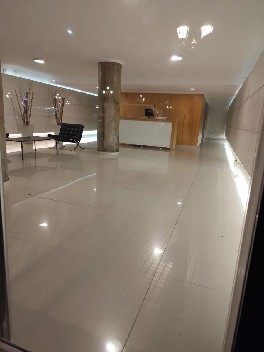 Foto de ¡IMPERDIBLE! Monoambiente de Categoría con Vistas Panorámicas a Plaza, imagen 2