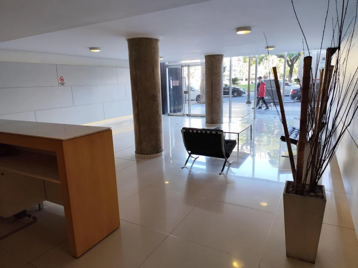 Foto de ¡IMPERDIBLE! Monoambiente de Categoría con Vistas Panorámicas a Plaza, imagen 3