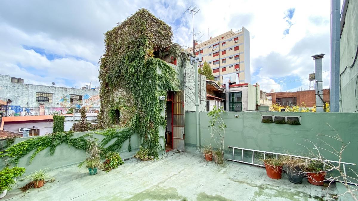 ¡Encantador PH Centenario con Potencial Turístico en El Corazón de San Telmo! 4