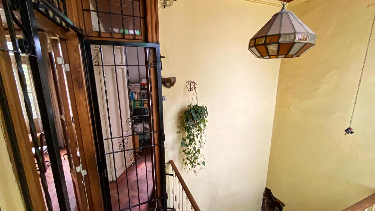 ¡Oportunidad! PH Histórico de Dos Pisos en Zona Única. 5