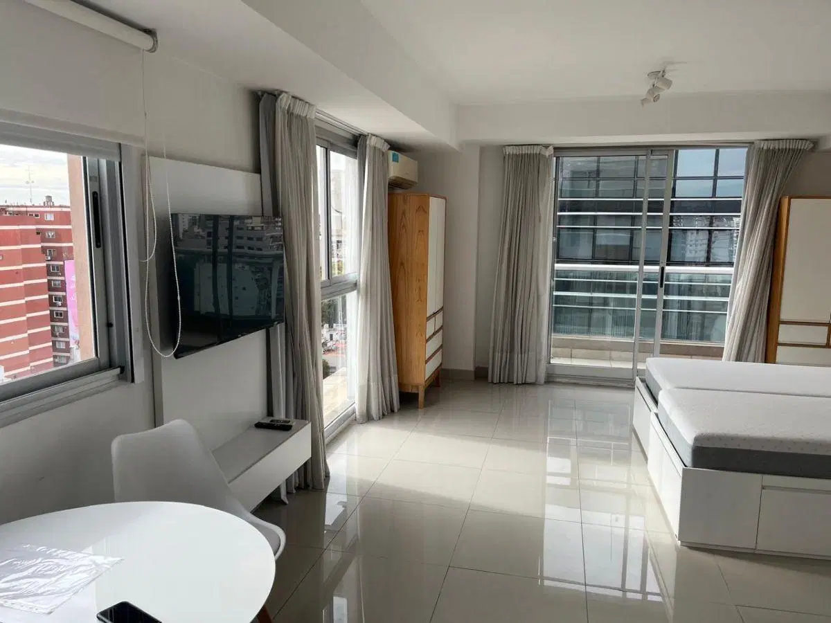 Espectacular Monoambiente en Piso Alto con Gran Balcón Terraza y Vista Abierta – Belgrano / Palermo 2