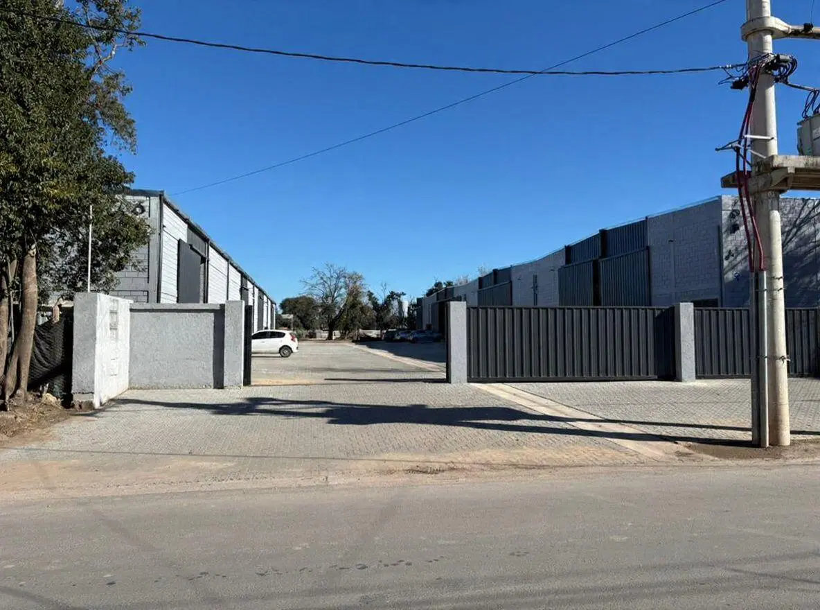 Galpón . | DE LOS LATINOS al 7100 4