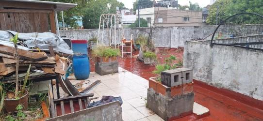 Casa en Esquina con Local 4