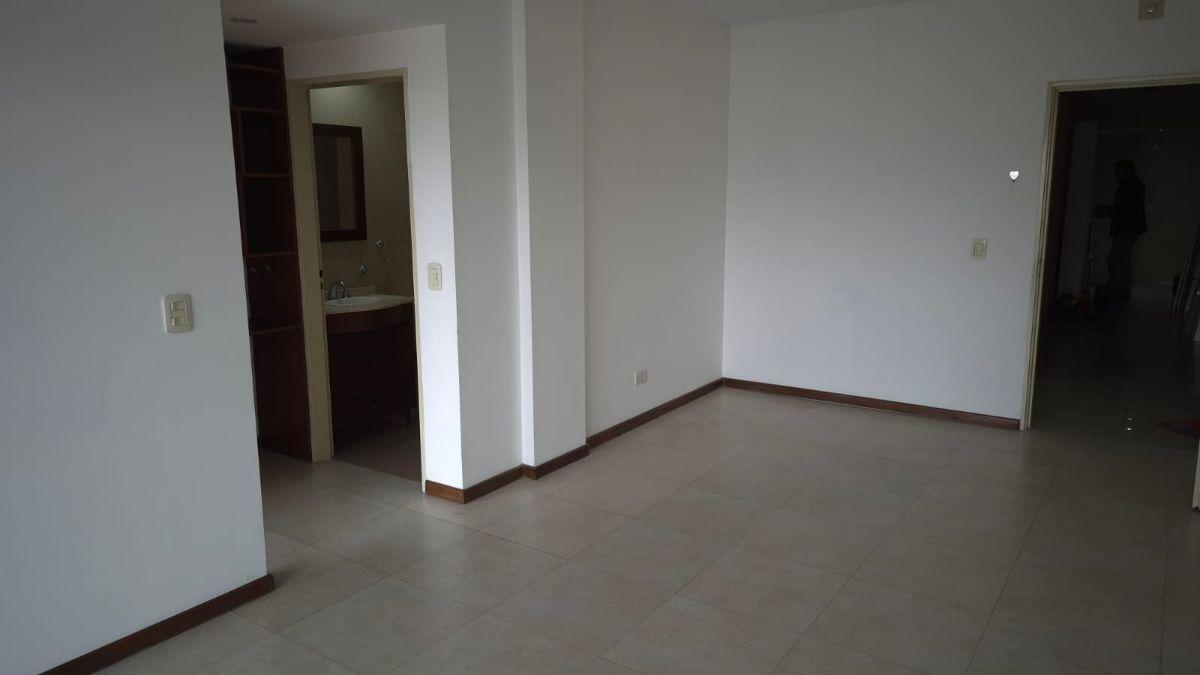 Foto de 2 amplísimos ambientes- como a estrenar c/opcion cochera fija, imagen 4