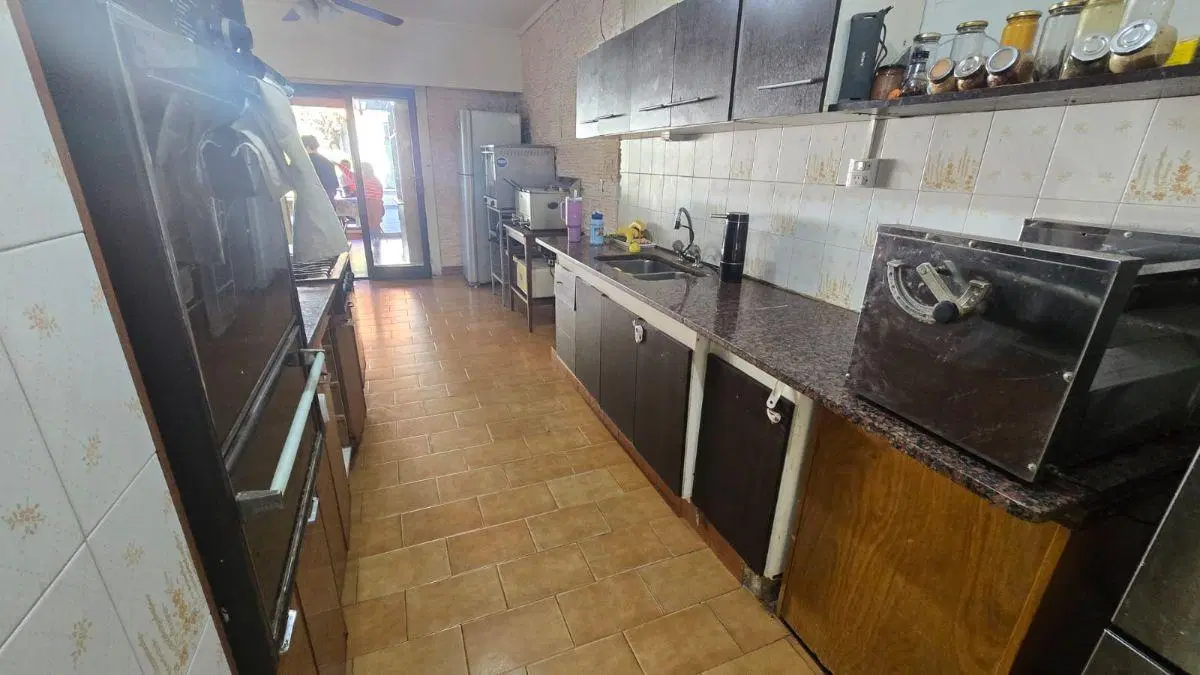 Casa de 5 ambientes con gran jardin y cochera barrio Saavedra. 3