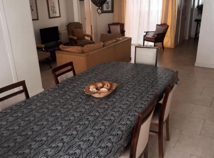 6 Amb para 7 Pers. Amoblado, entrada indep, amplio patio y jardín, 154 m2 cub. 3