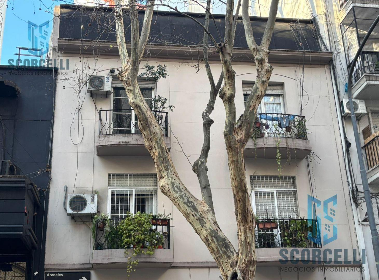 Excelente 3 Amb con Balcón y Patio, 2do piso x escalera/ MUY LUMINOSO!!!