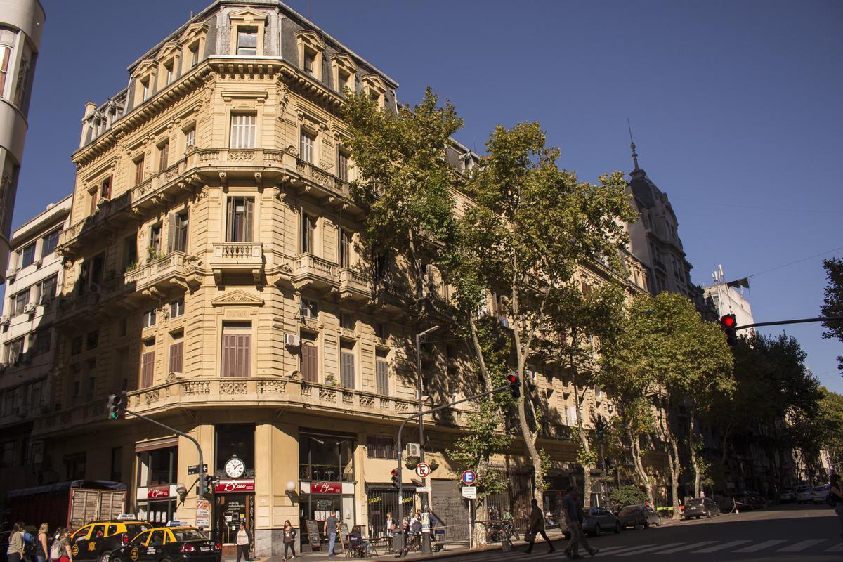 Luminoso y cálido Loft de 25 m2 en edificio histórico de Av. de Mayo!