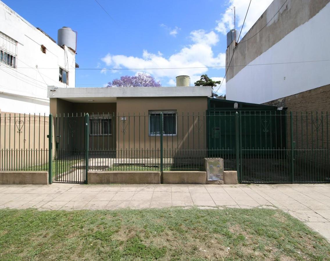 HERMOSA CASA CON GARAGE Y PARQUE