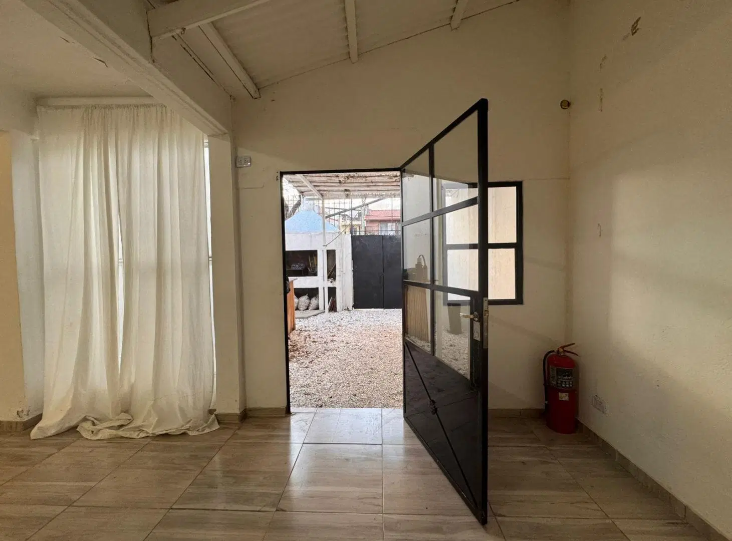 Esquina estratégica en Bernal | Ideal para uso comercial, profesional o inversión 2