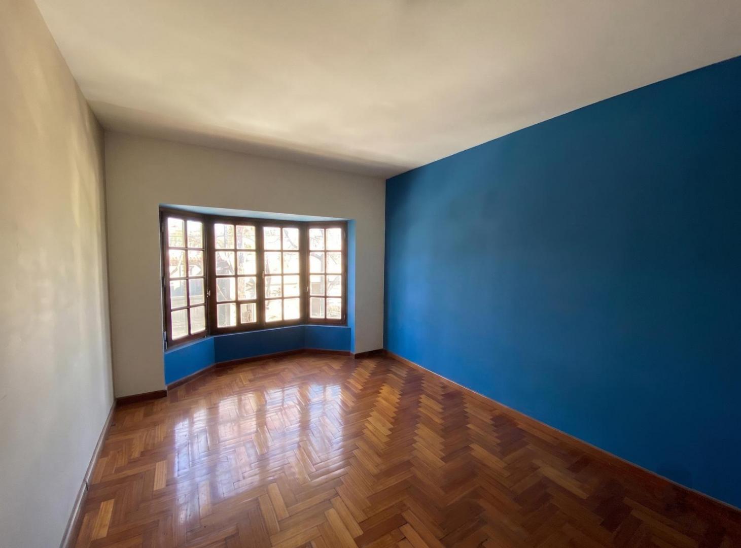 Foto de CASA EN VENTA 4 AMBIENTES C/ PARQUE Y COCHERA, BERNAL., imagen 4