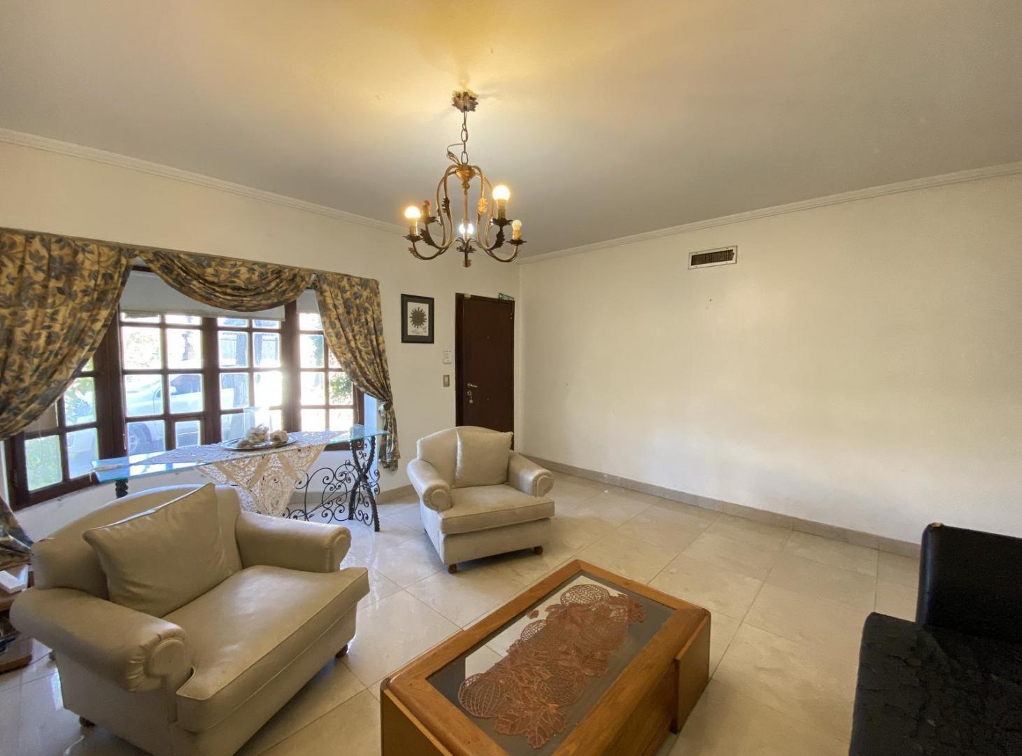 Foto de CASA EN VENTA 4 AMBIENTES C/ PARQUE Y COCHERA, BERNAL., imagen 3