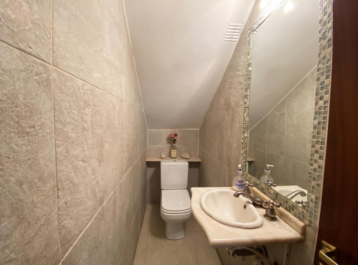Foto de CASA EN VENTA 4 AMBIENTES C/ PARQUE Y COCHERA, BERNAL., imagen 2