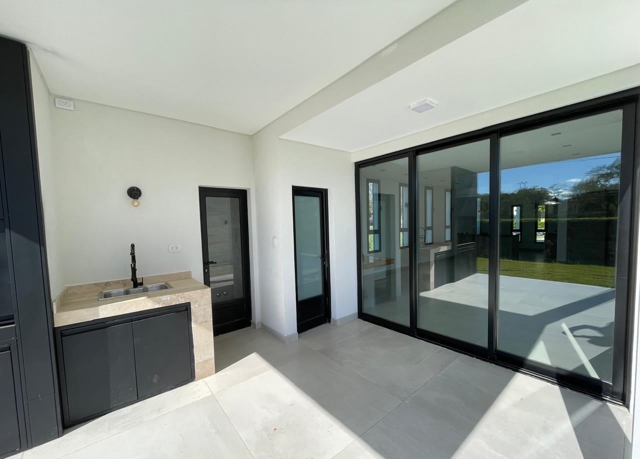 Foto de CASA EN VENTA 5 AMB. C/PISCINA-BARRANCAS DE IRAOLA, imagen 2