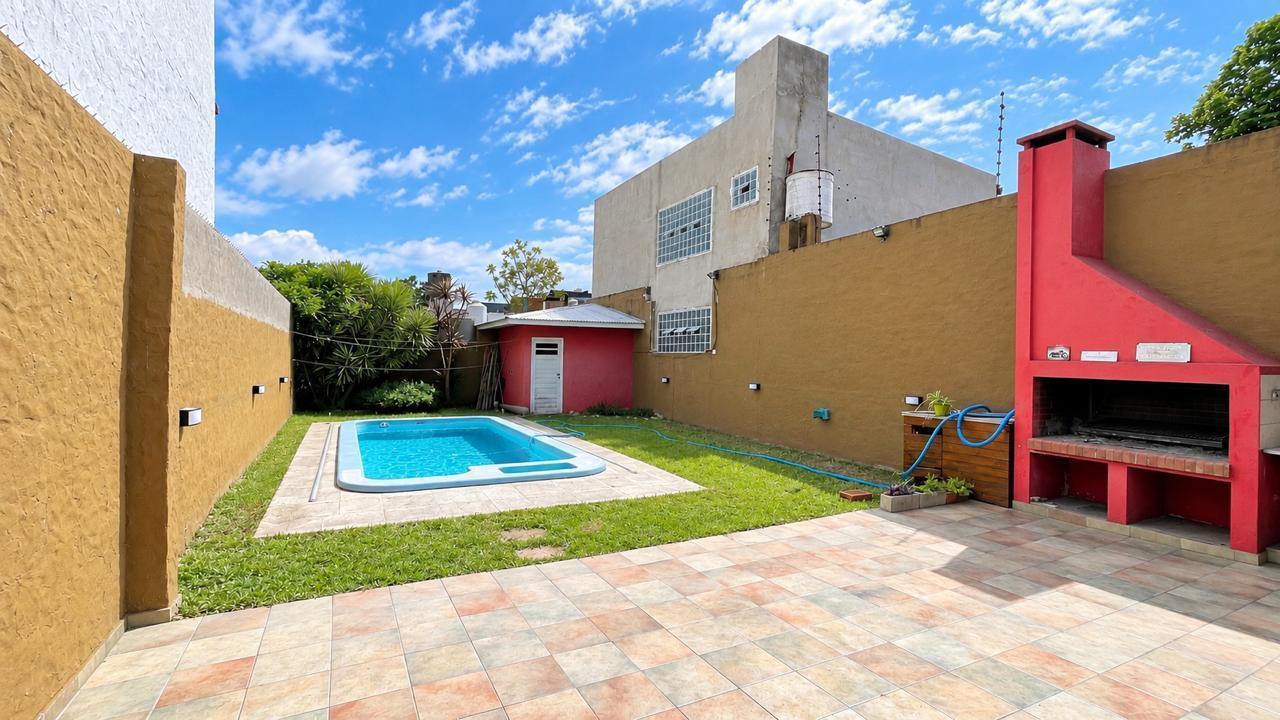 Foto de CASA EN ALQUILER 3 AMBIENTES C/ PARQUE Y PISCINA- BERNAL., imagen 1