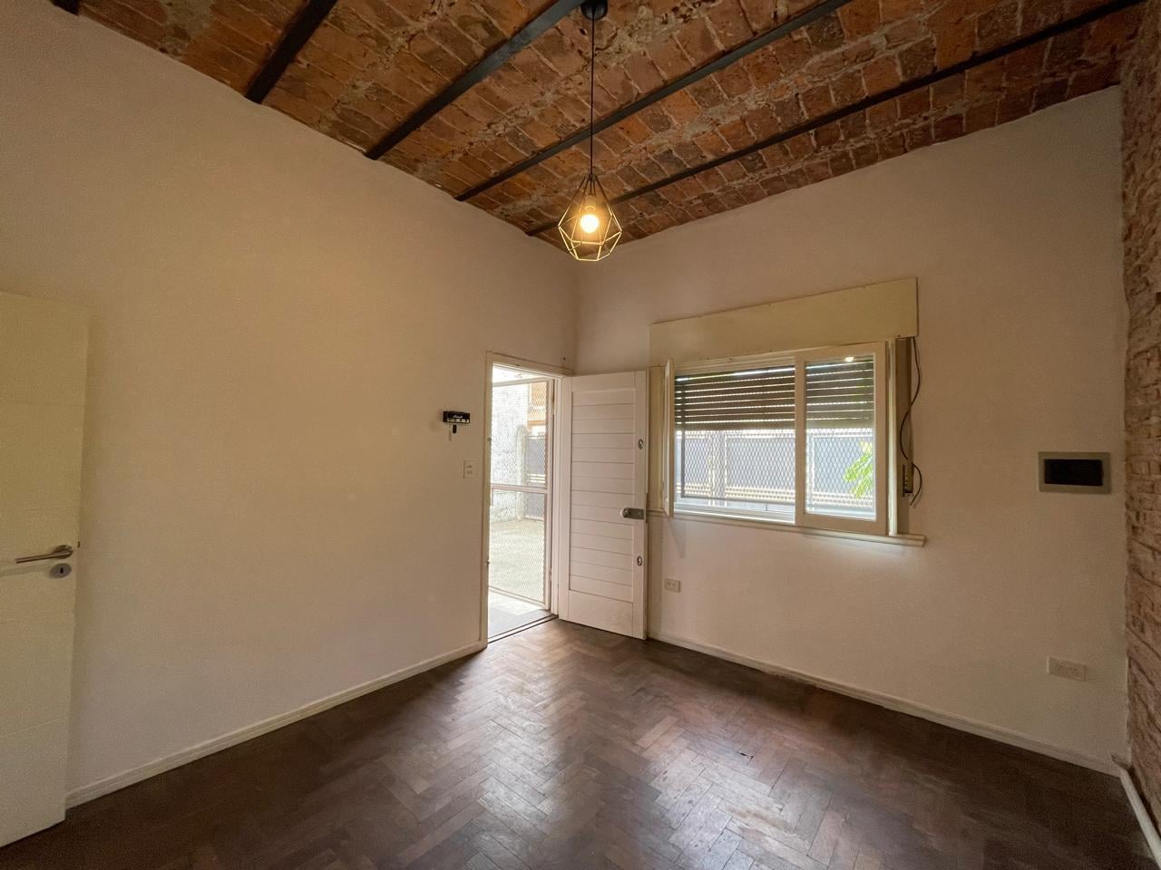 Foto de CASA EN ALQUILER 3 AMBIENTES C/ PARQUE Y PISCINA- BERNAL., imagen 3