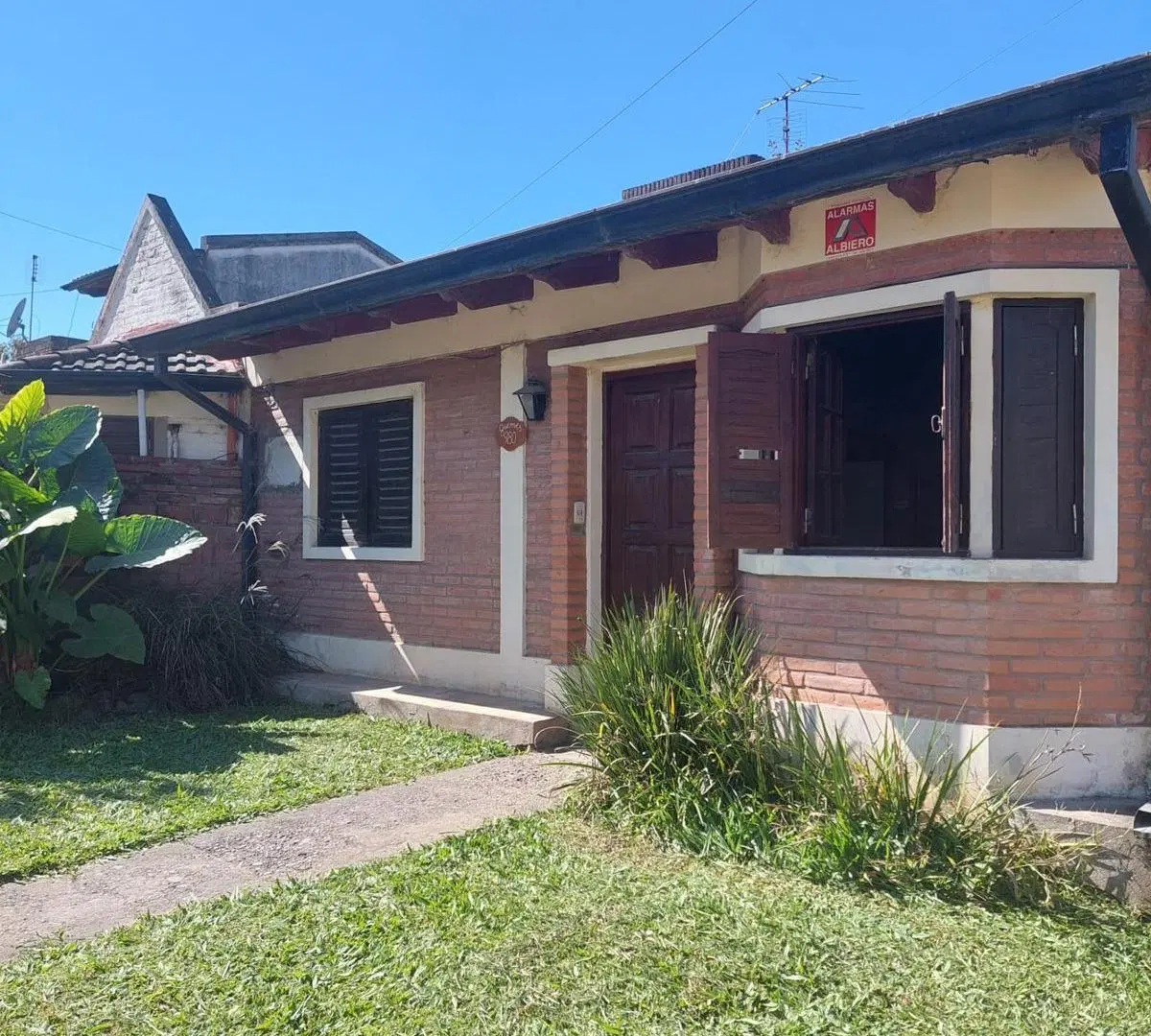 Casa en venta Yerba Buena 3 dormitorios y jardin - Excelente zona 3