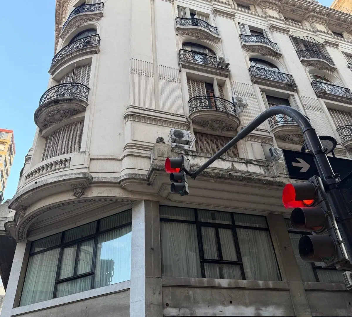 Edificio Bencich 3 ambientes amplios con techos altos y carácter original 3