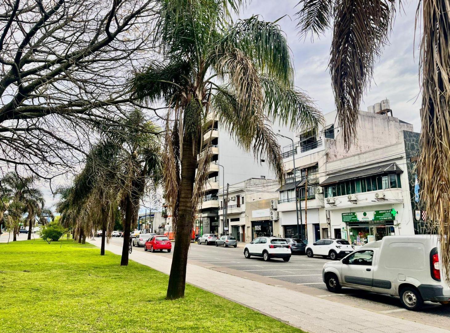 VENTA · Frente Parque Sarmiento — PH 4 amb · Tríplex · Terraza 20 m² · 3 dorm · Muy luminoso