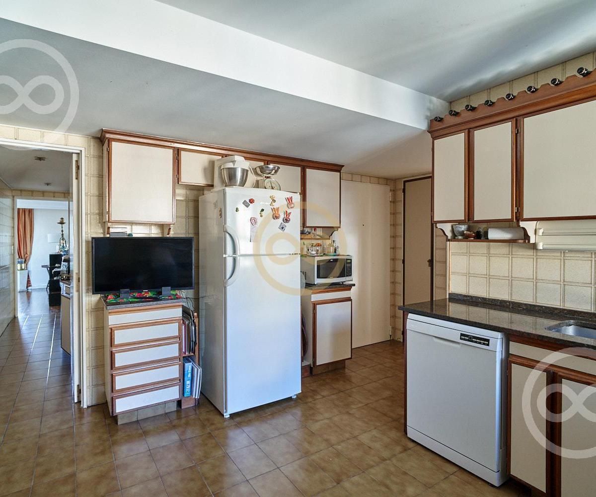 Departamento en Venta Tres Dorm. Cocheras 5