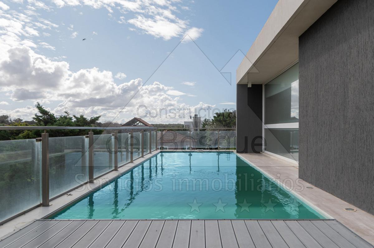 Propiedad Moderna con Vista Parcial Al Mar y Al Bosque. (Cod - 328) 2