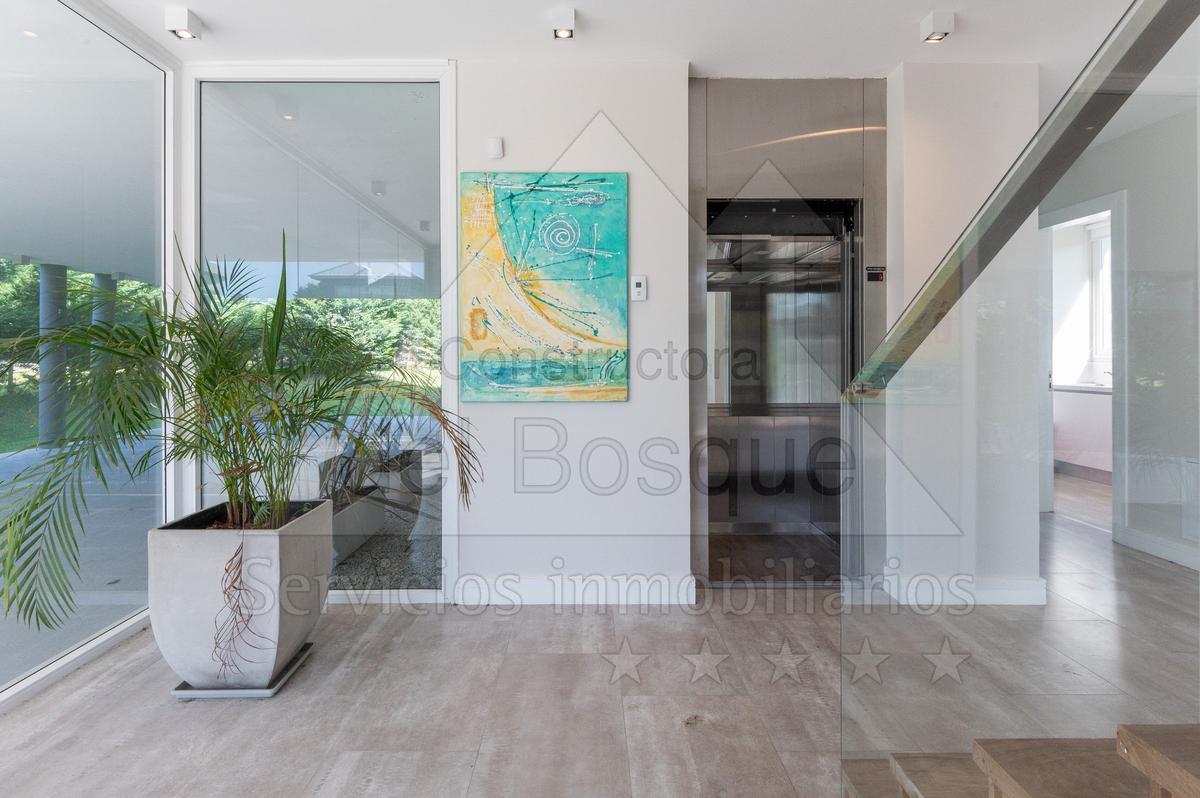 Propiedad Moderna con Vista Parcial Al Mar y Al Bosque. (Cod - 328) 1