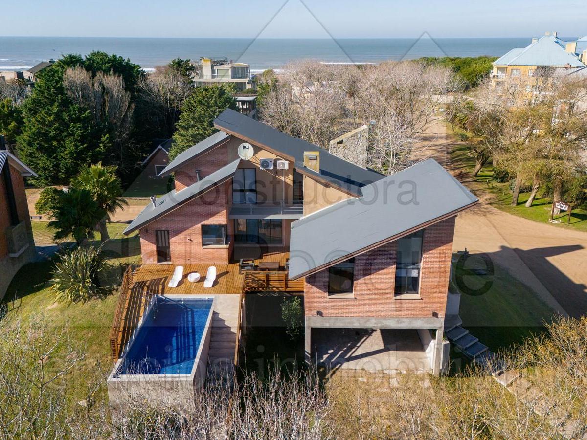 Descubre Este Encantador Chalet de Dos Plantas, Completamente Renovado (Cod - 207) 4