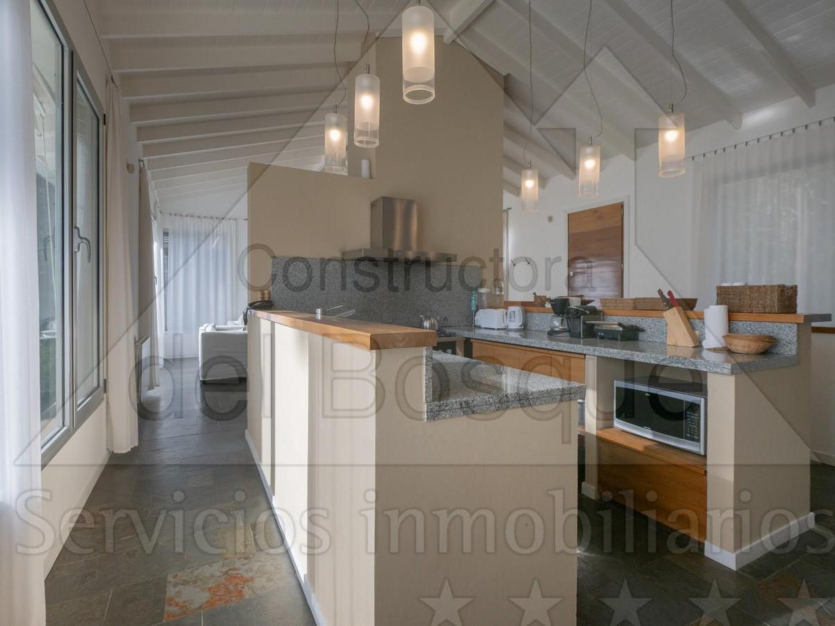 Casa Moderna, en Dos Plantas, Ofrece Vista Al Golf. (Cod - 141) 1