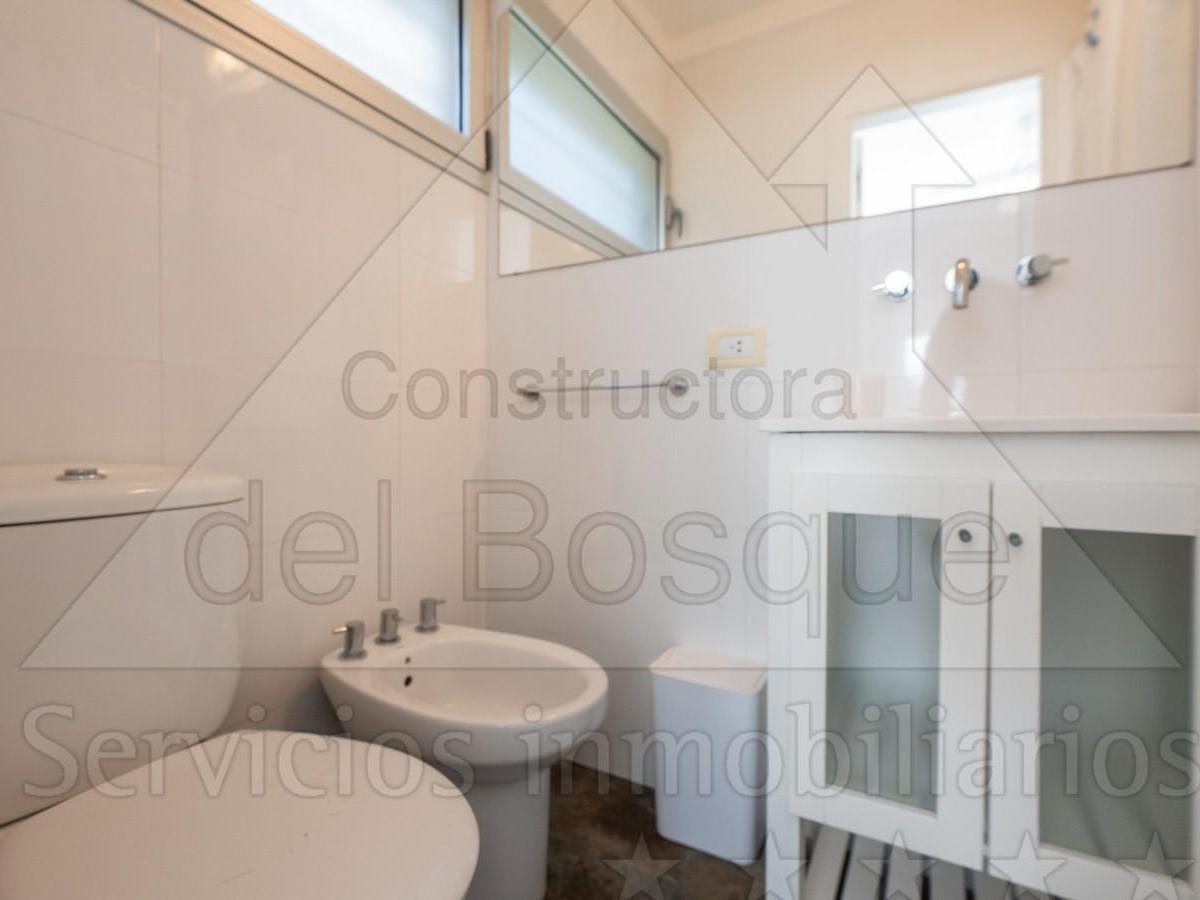 Casa Moderna, en Dos Plantas, Ofrece Vista Al Golf. (Cod - 141) 2