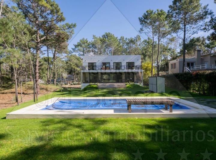 Elegante casa de dos plantas, con vistas inigualables al campo de golf (Cod-98)