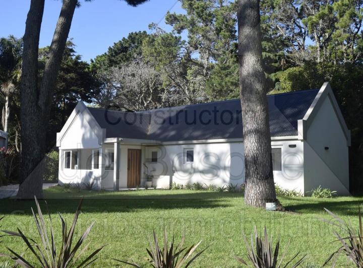 Hermosa casa en una planta, con piscina climatizada. (Cod-7)