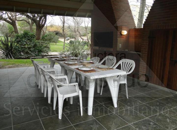 Casa de dos plantas, a 100mts del Balneario Hemingway (Cod-389)  1