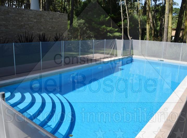 Foto de Moderna casa de estilo minimalista, en dos plantas con una piscina, imagen 5