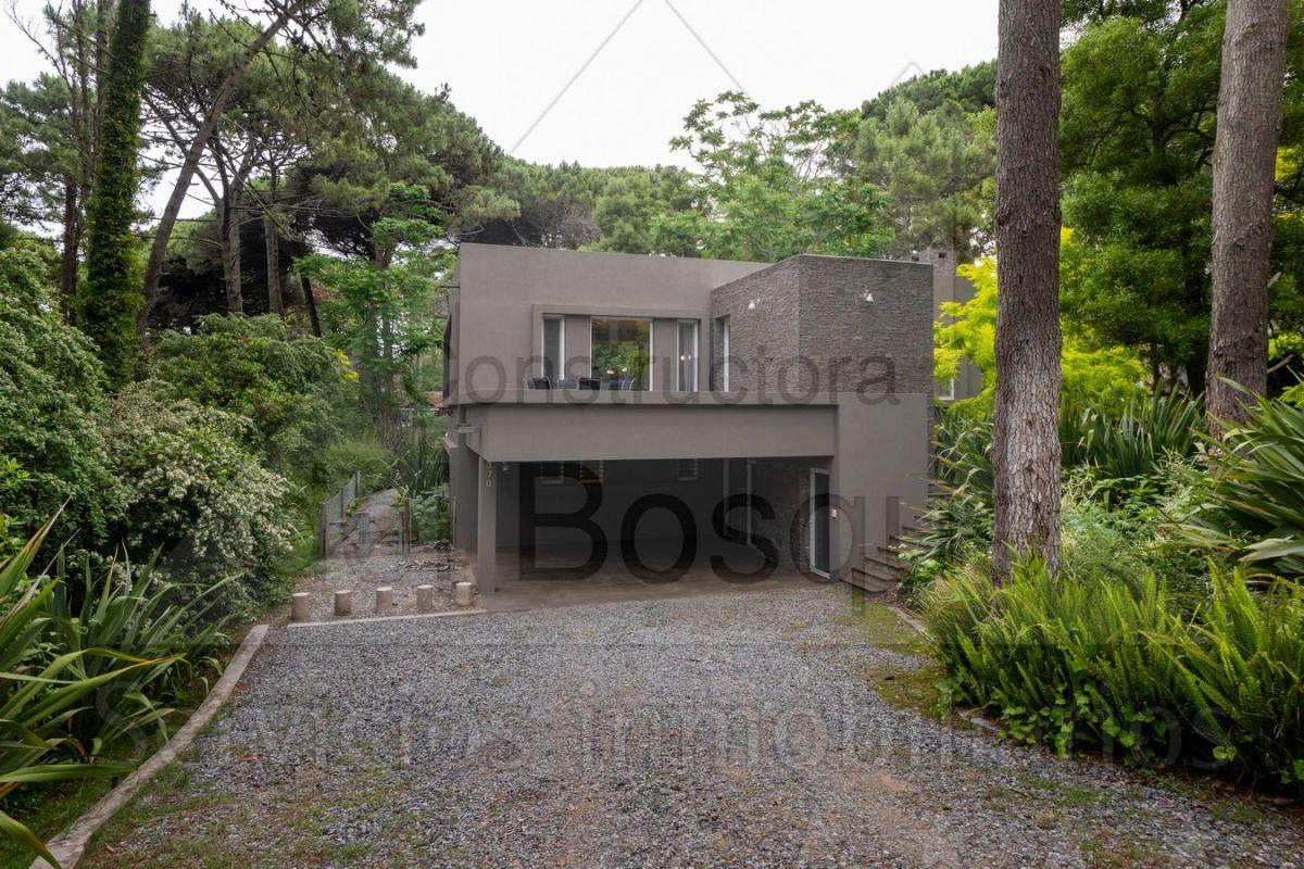 Casa moderna con 5 dormitorios, piscina en zona exclusiva, cercana al mar y al centro. (Cod-554)
