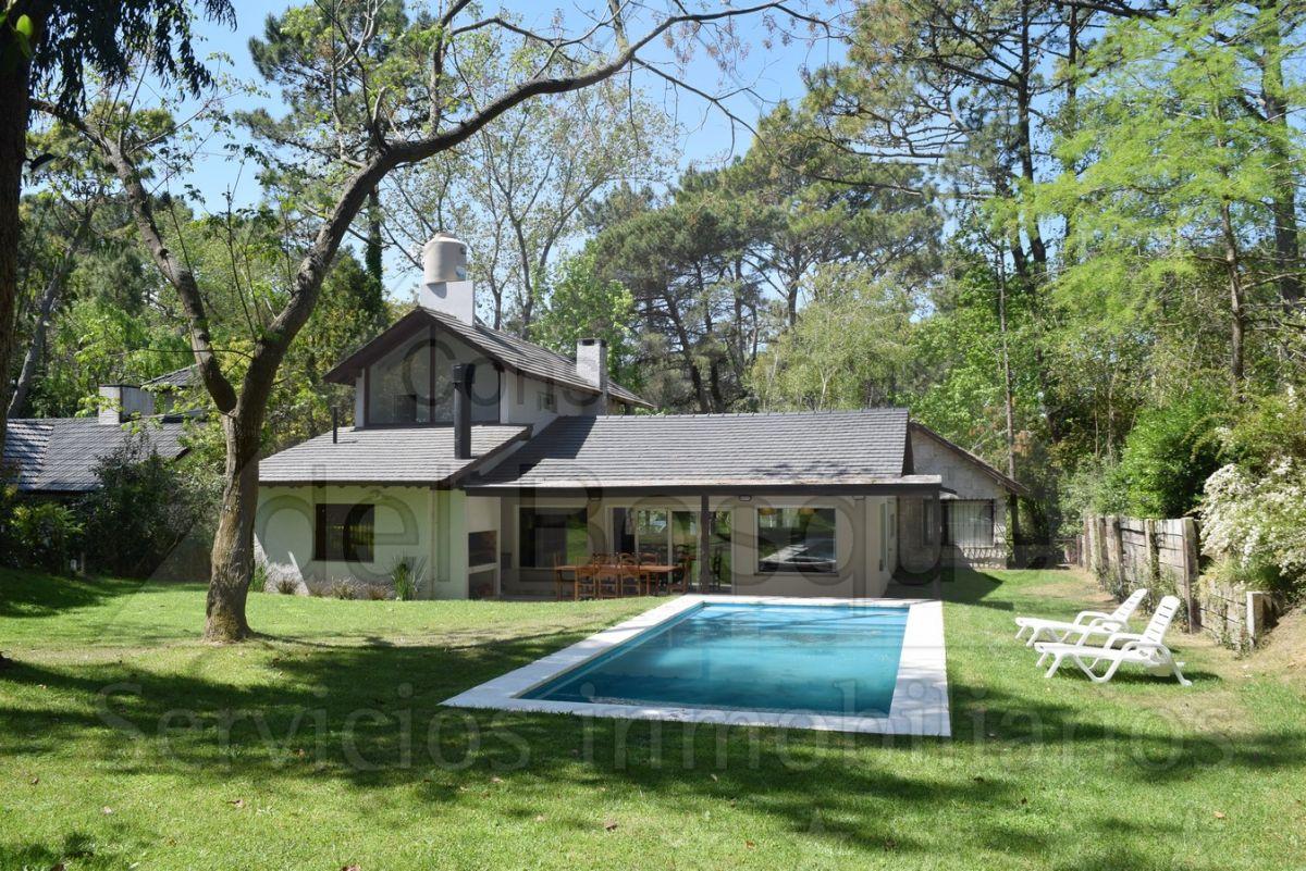 Chalet con 4 dormitorios, piscina climatizada, bello parque ,frente a la entrada del Golf (Cod-365)
