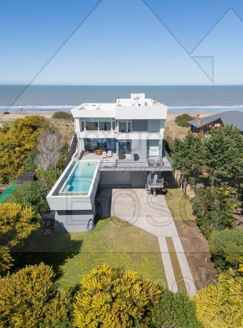 Moderna,en primera línea de mar con piscina interna, externa y spa.