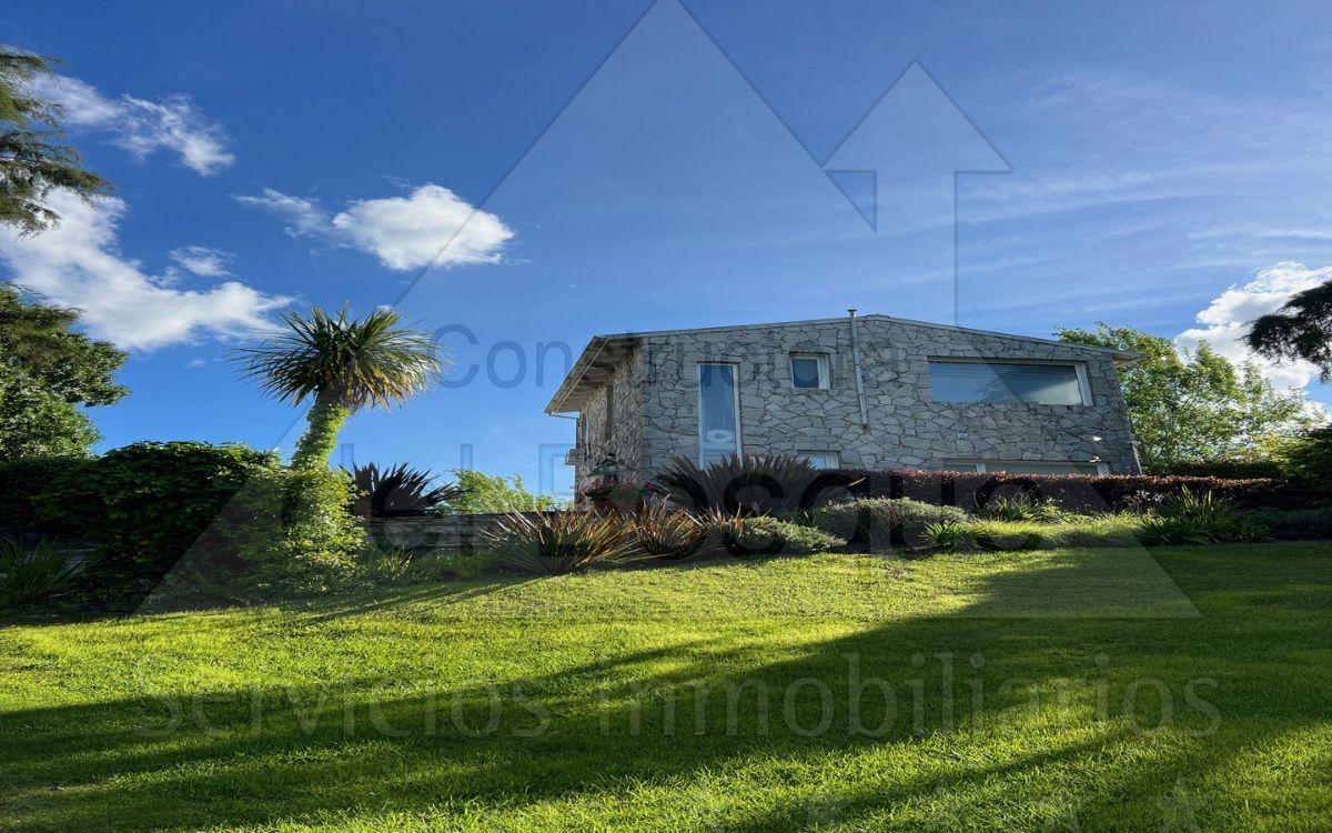 Casa de estilo moderno en dos plantas con vista al bosque (Cod-176)