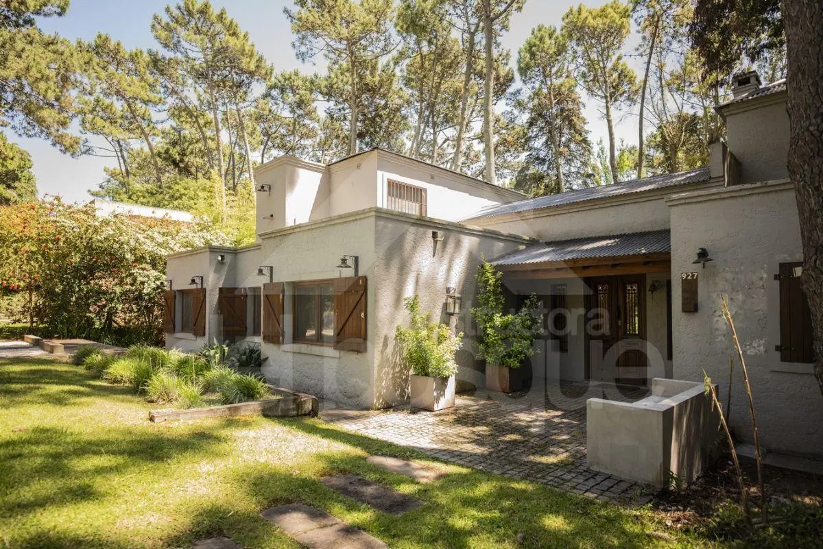 Casa de líneas modernas , hermoso entorno, con piscina climatizada. (Cod-519) 4