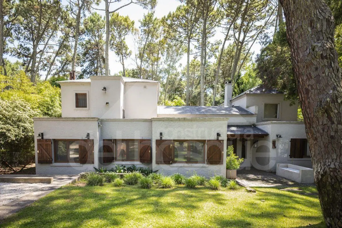Casa de líneas modernas , hermoso entorno, con piscina climatizada. (Cod-519) 2