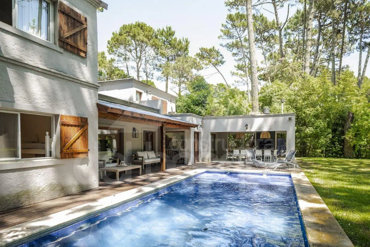 Casa de líneas modernas , hermoso entorno, con piscina climatizada. (Cod-519) 3