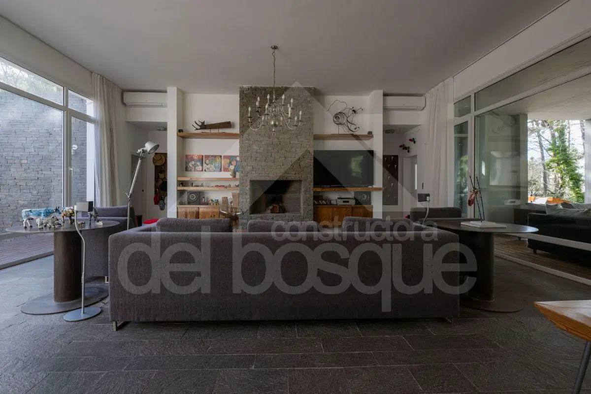 De estilo moderno, cercana al mar, con 5 dormitorios en suite. 5