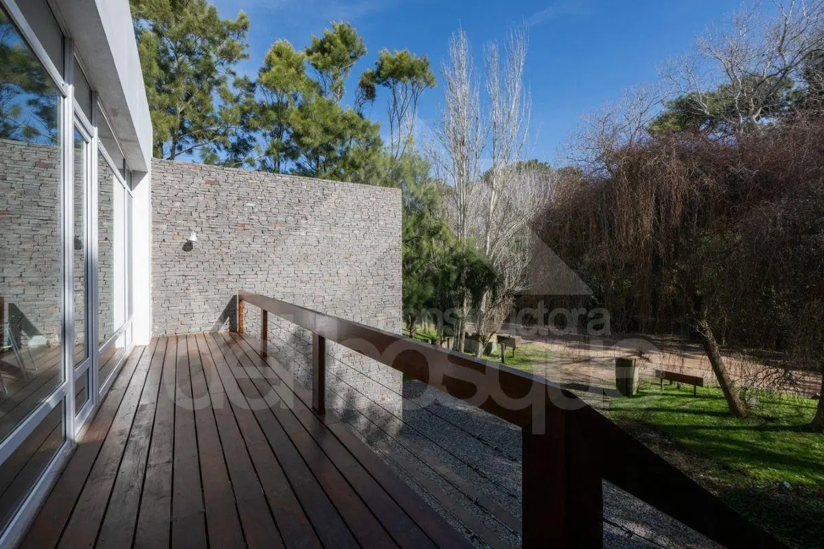 De estilo moderno, cercana al mar, con 5 dormitorios en suite. 3
