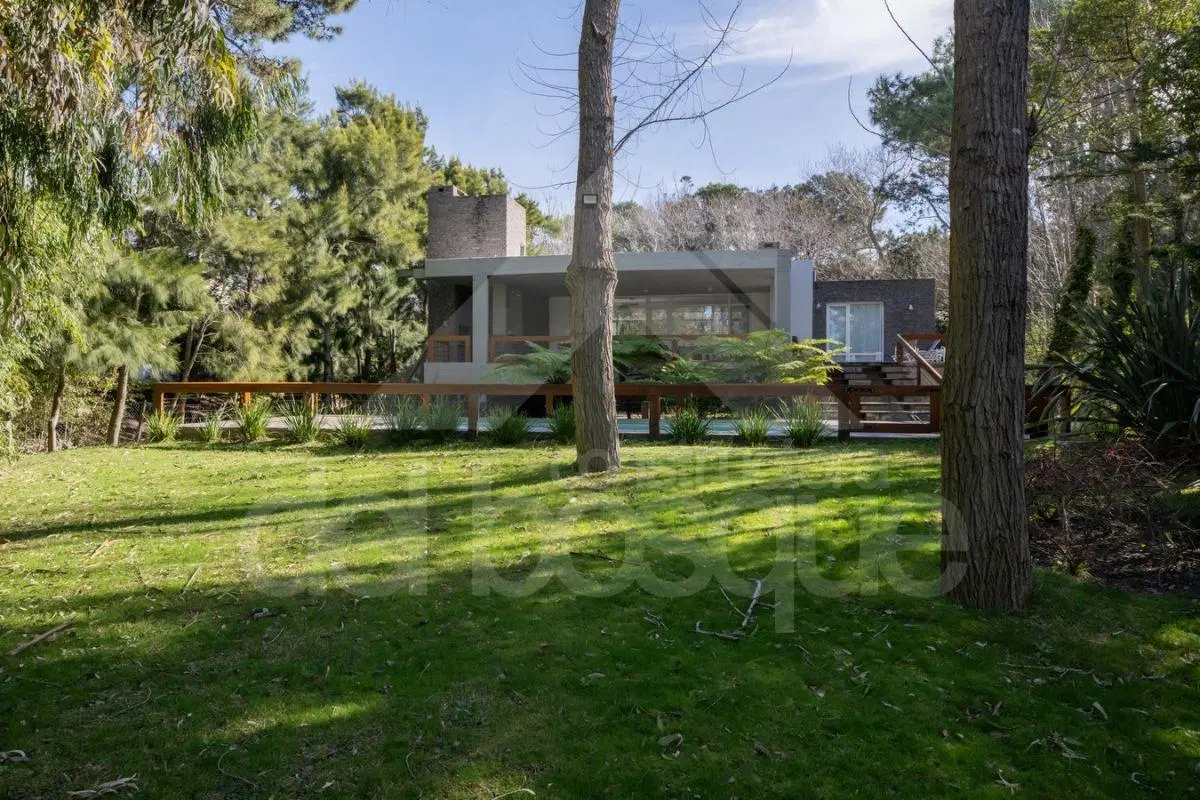 De estilo moderno, cercana al mar, con 5 dormitorios en suite. 8