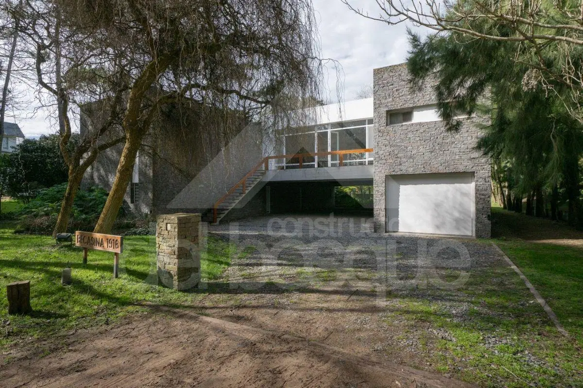 De estilo moderno, cercana al mar, con 5 dormitorios en suite. 1
