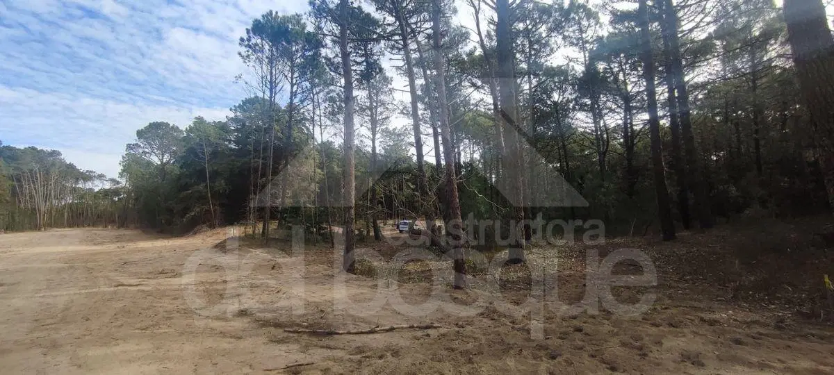 Lote unifamiliar en esquina en nuevo desarrollo Los Enebros 4