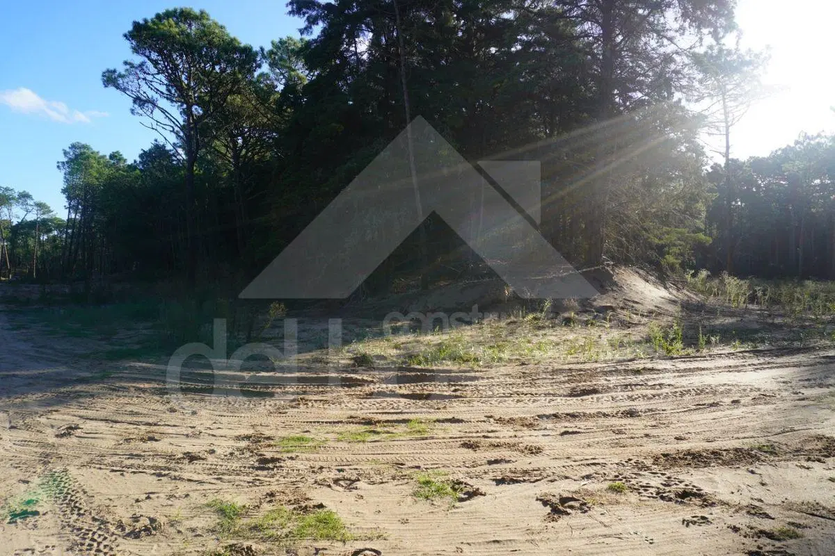 Lote unifamiliar en esquina ubicado en Barrio Los Enebros 4