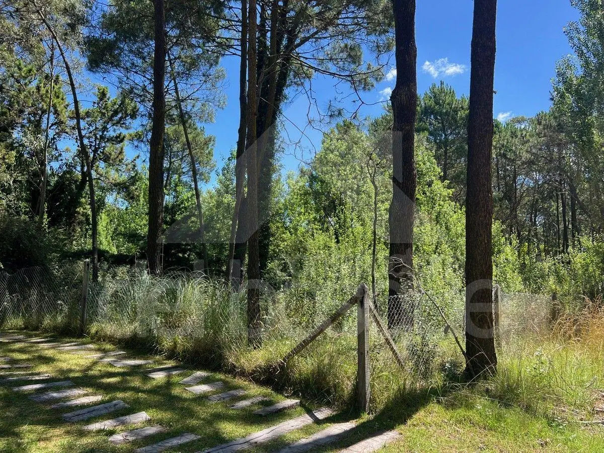Lote unifamiliar en esquina, totalmente cercado 1